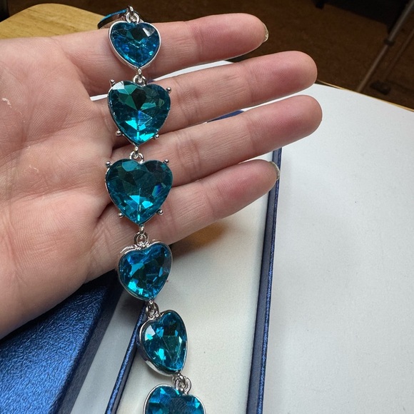 Aqua Blue Color Glass Heart Bracelet in Silvertone (7.50-9.50ln) - Picture 3 of 3